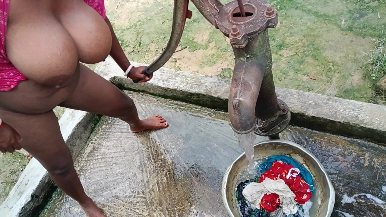 Desi hot bhabhi kapde dhote he